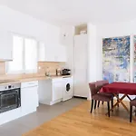 Spacious 2Bd Apartment With Balcony
