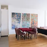 Spacious 2Bd Apartment With Balcony