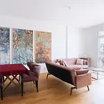 Spacious 2Bd Apartment With Balcony
