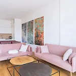 Spacious 2Bd Apartment With Balcony