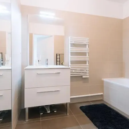 Spacious 2bd With Balcony Apartment *