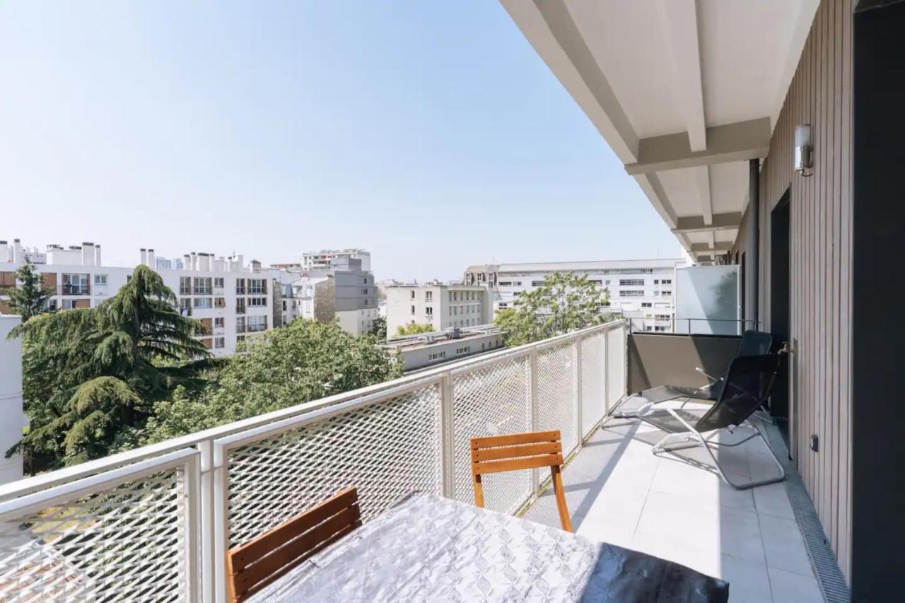 Spacious 2bd With Balcony *